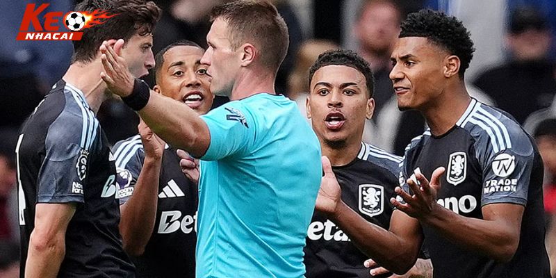 Tình huống gây tranh cãi trong trận Man Utd đấu với Aston Villa