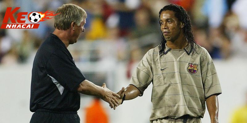 Ronaldinho đến Barcelona: MU tưởng đã nắm chắc