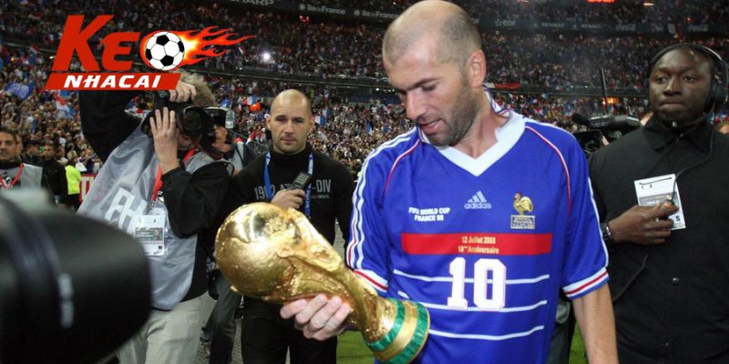 Zidane trở lại tuyển Pháp - Quyết định giữa đêm